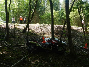 Motocyklista nezvládl řízení a havaroval v zatáčce. V Rožmberku zemřela jeho spolujezdkyně
