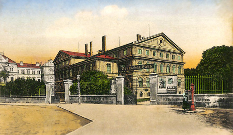 Německý dům z roku 1872 s původní zahradou v období c. k., dnes Kulturní dům Slavie. V pozadí vlevo městské muzeum