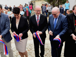 Přestřižení pásky během slavnostního otevírání Husova domku po rekonstrukci