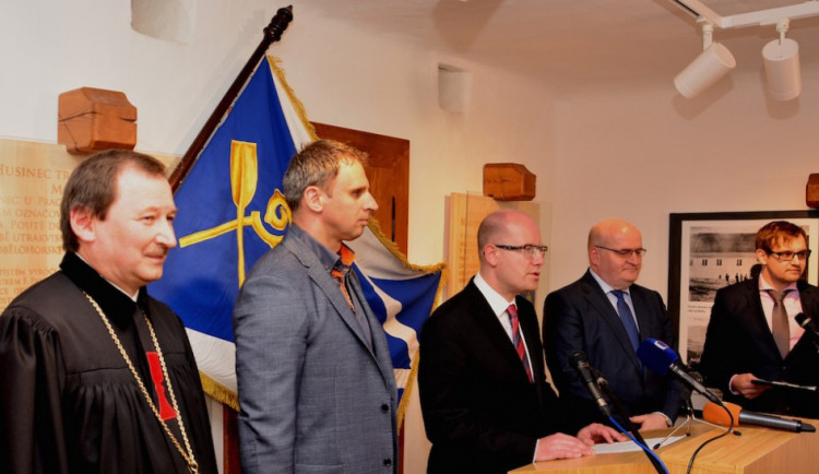Premiér Bohuslav Sobotka a hejtman Jiří Zimola na tiskové konferenci během slavnostního otevření opraveného Husova domu v Husinci