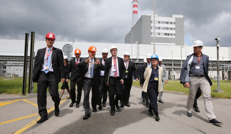 Premiér Bohuslav Sobotka během prohlídky elektrárny Temelín v doprovodu člena představenstva společnosti ČEZ Ladislava Štěpánka