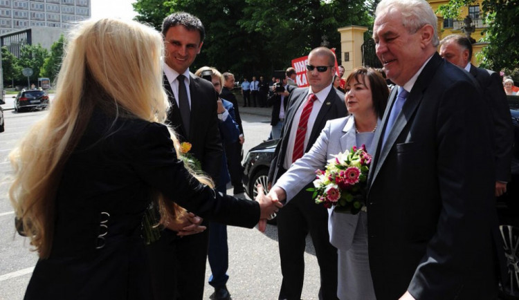 Miloš Zeman se svou chotí při příjezdu před budovu Krajského úřadu Jihočeského kraje