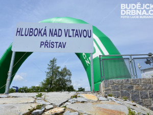 Kapitáne, kam s tou lodí? Do přístavu Hluboká nad Vltavou!