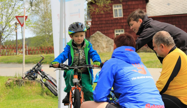 Na kole jen s přilbou