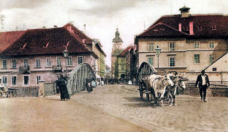 Divadelní ulice před rokem 1908 v záběru od Zlatého mostu přes Malši směrem k náměstí