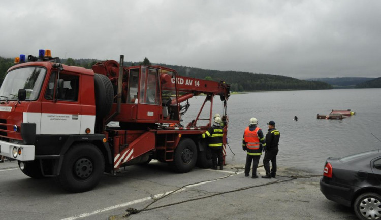 Tatra se potopila do lipenského jezera. Řidič vyvázl bez zranění