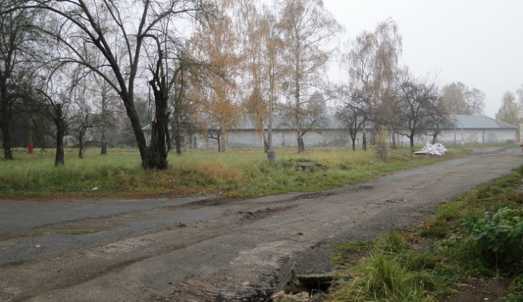 Na místě bývalých kasáren vznikne dočasné shromaždiště odpadu