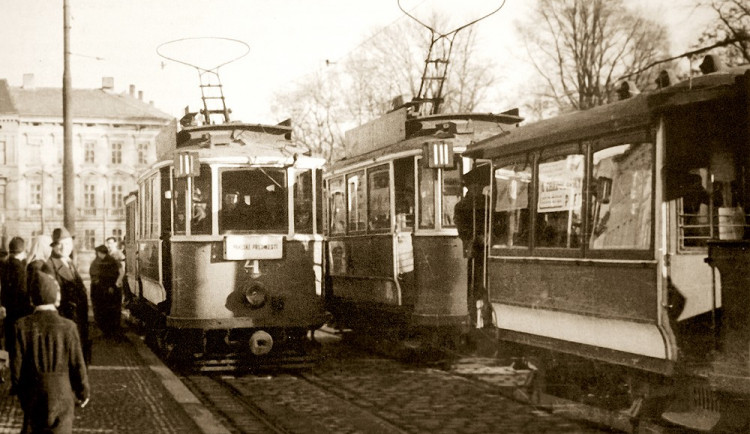 Stanice tramvají na Mariánském náměstí v roce 1941. Stanice a současně výhybna, poněvadž v ulicích byla jen jedna kolej.