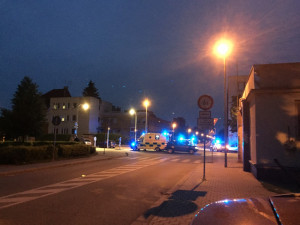 Nehoda policejního vozu zablokovala v pondělí večer křižovatku u dolního areálu nemocnice