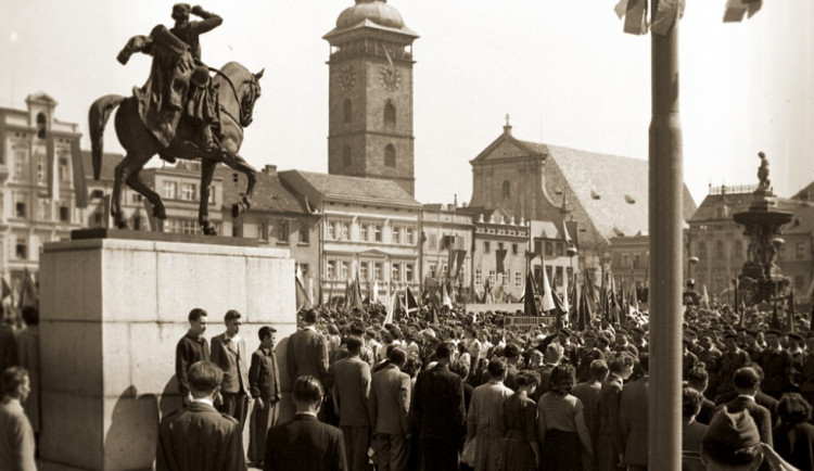 Na náměstí bývala socha Jana Žižky. V tichosti ale o pár let později zmizela
