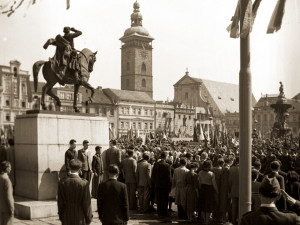 Na náměstí bývala socha Jana Žižky. V tichosti ale o pár let později zmizela