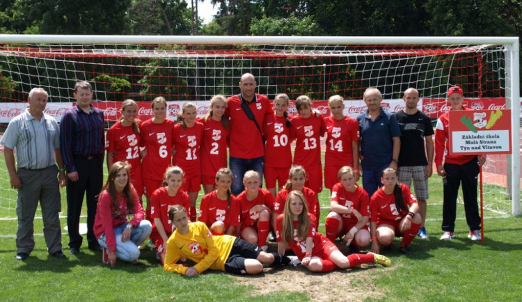 Fotbalistky vltavotýnské základní školy bojovaly ve Školském poháru v česko-slovenském finále