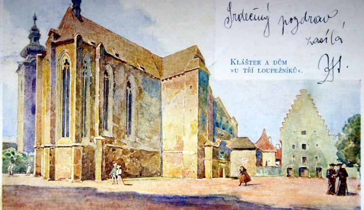 Piaristické náměstí na konci 19. století (akvarel). Jmenovaný dům U Tří loupežníků v pozadí se stupňovitým štítem.