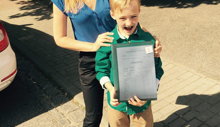 Některé děti dostaly vysvědčení už dnes.