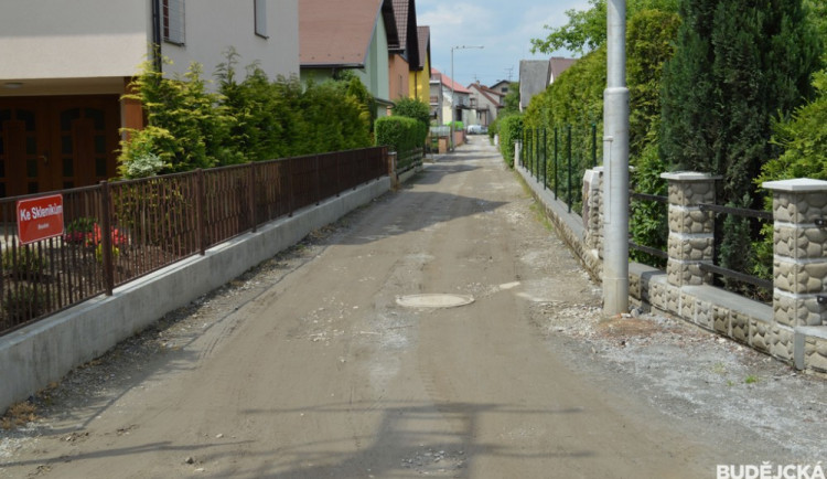 Opravy v obci Roudném budou i nadále pokračovat.