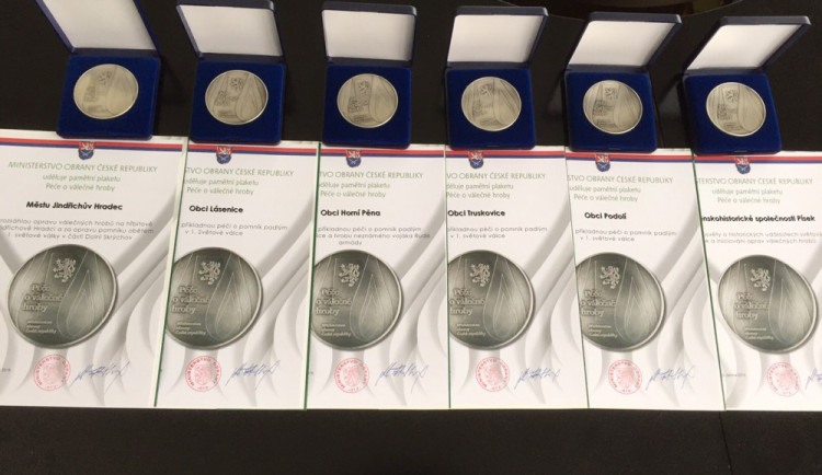 Plaketu za péči o válečné hroby získalo jedno město, čtyři obce i vojenskohistorická společnost