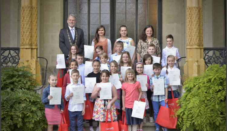 Tomáš Jirsa s dětmi, které získaly Cambridgeské certifikáty