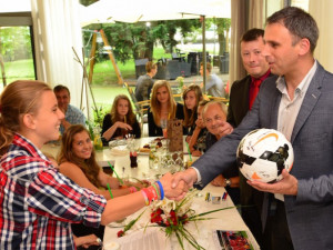 Tak do třetice to snad bude zlato, řekl hejtman Zimola při gratulaci fotbalistkám z Týna