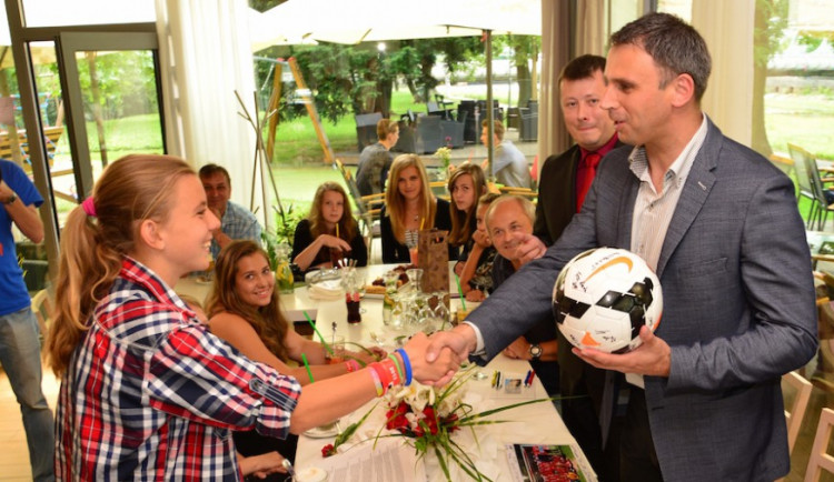 Hráčky fotbalového týmu z Týna nad Vltavou předaly hejtmanovi Jiřímu Zimolovi míč se svými podpisy