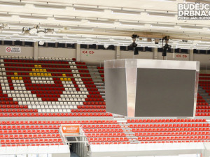 Instalace nové kostky v Budvar Aréně