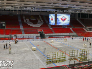 Instalace nové kostky v Budvar Aréně