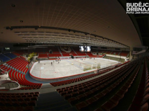 Instalace nové kostky v Budvar Aréně