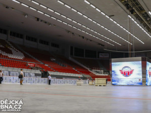 Instalace nové kostky v Budvar Aréně