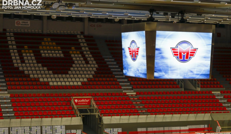 Instalace nové kostky v Budvar Aréně