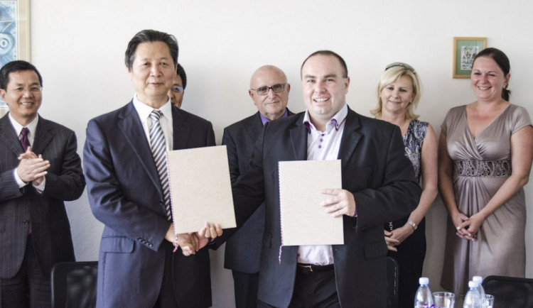 Prezident Henanské univerzity Lou Jüan-kung a Marek Vochozka, rektor VŠTE, podepisují memorandum o spolupráci