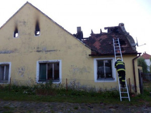 Požár hospodářského stavení v obci Dešná.