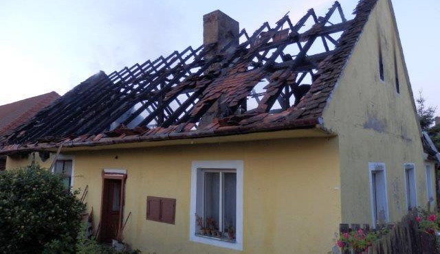 Požár hospodářského stavení v obci Dešná.