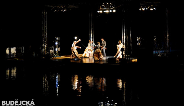 Múzy na vodě a baletní představení.