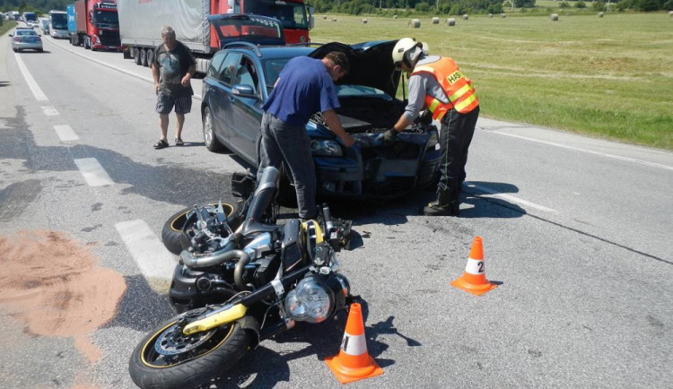 Páteční nehody motorkářů.