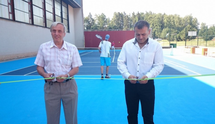 Nové hřiště oficiálně otevřeli milevský starosta Ivan Radosta a František Lust, člen správní rady Nadace ČEZ