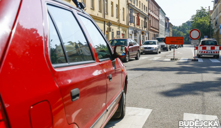 Pokládka plynovodu a horkovodu zkomplikuje provoz kolem opravované Husovy ulice