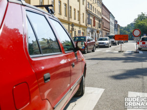 Pokládka plynovodu a horkovodu zkomplikuje provoz kolem opravované Husovy ulice