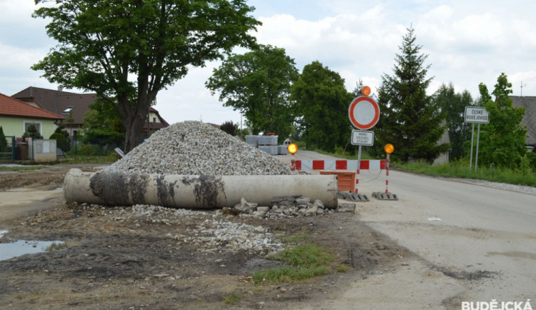 Začala stavba okružní křižovatky v Novém Roudném. Místní potrápí až do konce roku