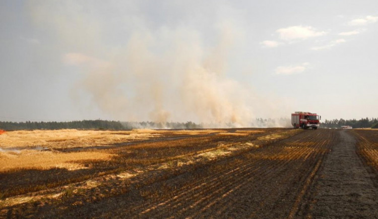 Požár pole v Kuřeči