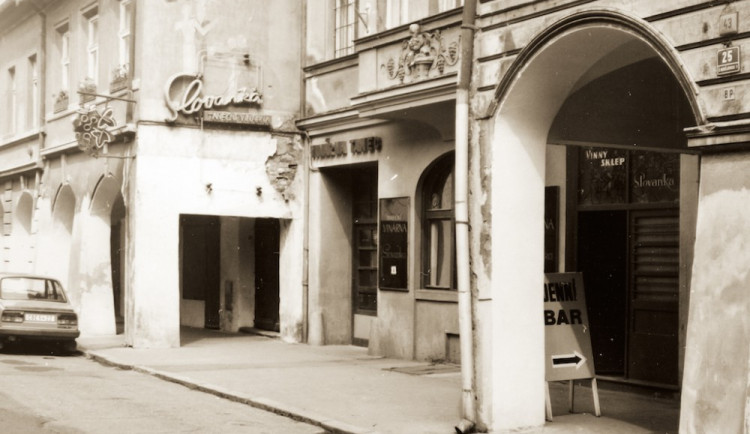 Vinárna Slovanka, v Budějcích vždy Split,  v České ulici v roce 1986