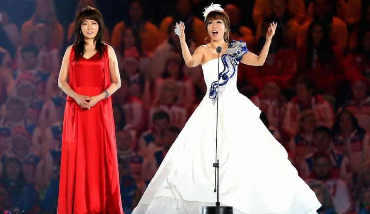 Sumi Jo (vpravo) na zakončení OH 2014