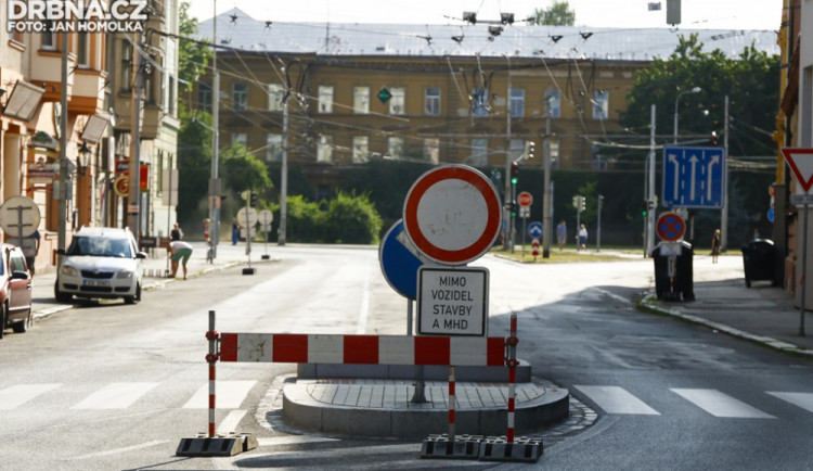 Začala uzavírka Žižkovy ulice, některé řidiče to ale nechává chladné