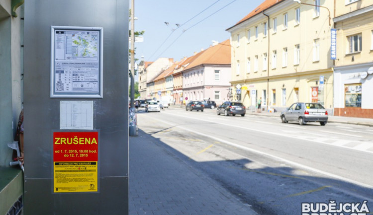 Pokládka živičných vrstev znovu vyžene autobusovou dopravu z Husovy ulice