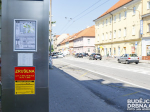 Pokládka živičných vrstev znovu vyžene autobusovou dopravu z Husovy ulice