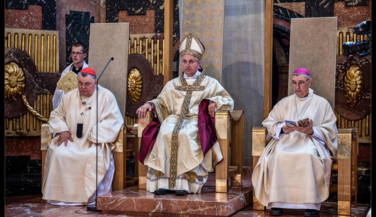 Českobudějovický biskup Vlastimil Kročil (uprostřed) při svém svěcení