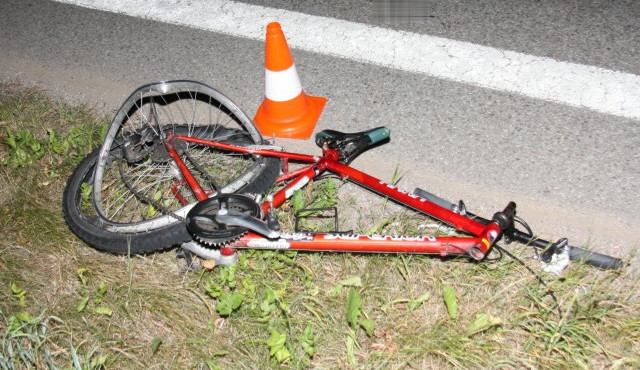 Řidič na Českokrumlovsku narazil do jedoucího cyklisty, ten zraněním na místě podlehl