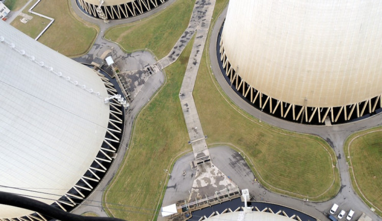 Pohled do propasti hluboké 155 metrů. Takový pohled se naskytne pracovníkům, kteří provádějí kontrolu na vrcholu chladicí věže Temelína