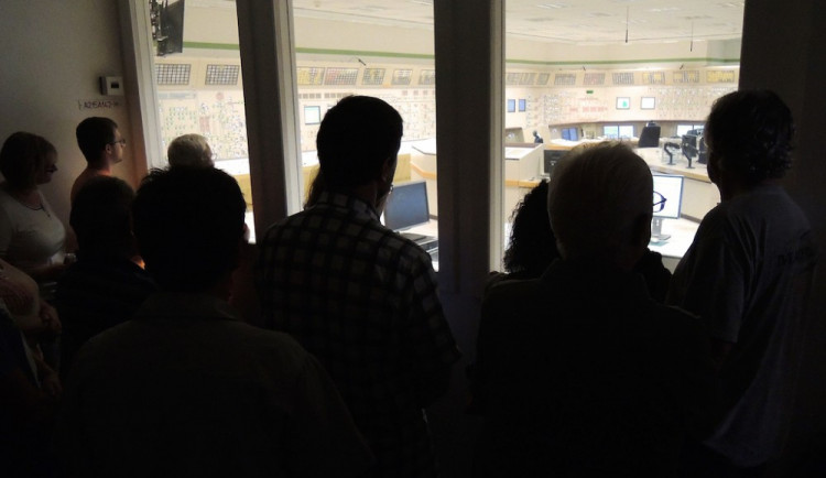 Pohled do přesné kopie blokové dozorny elektrárny s výkladem byl pro řadu návštěvníku opravdu zajímavým poznatkem