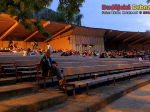 Dobrá zpráva pro turisty i místní: Letní kino v Černé v Pošumaví opět naplno funguje