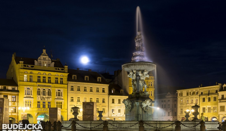Měsíc nad náměstím Přemysla Otakara II.