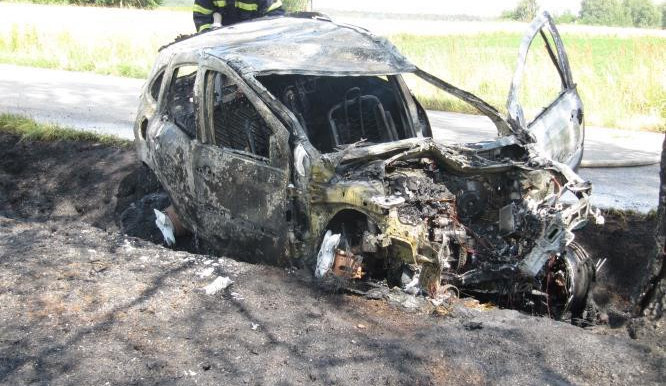 Vrak vozu po nárazu a následném požáru